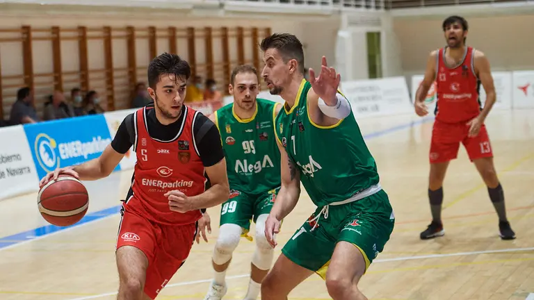 Partido de baloncesto en el Pabellón Arrosadía jugado entre el Basket Navarra y el Cantabria. MIGUEL OSÉS