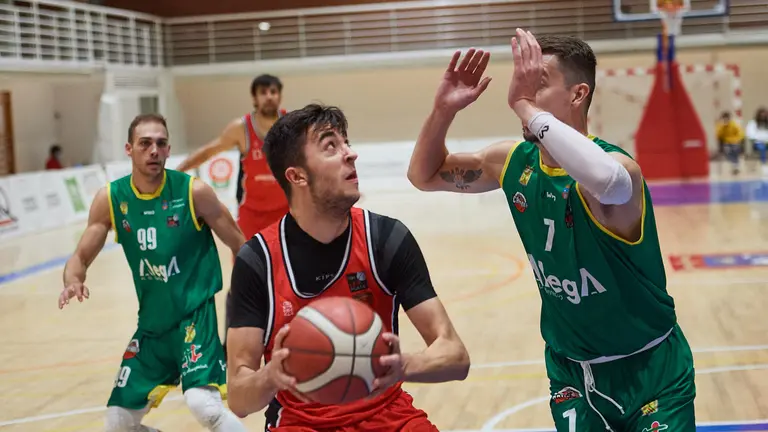 Partido de baloncesto en el Pabellón Arrosadía jugado entre el Basket Navarra y el Cantabria. MIGUEL OSÉS