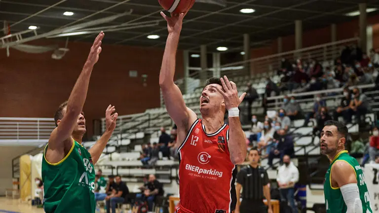 Partido de baloncesto en el Pabellón Arrosadía jugado entre el Basket Navarra y el Cantabria. MIGUEL OSÉS