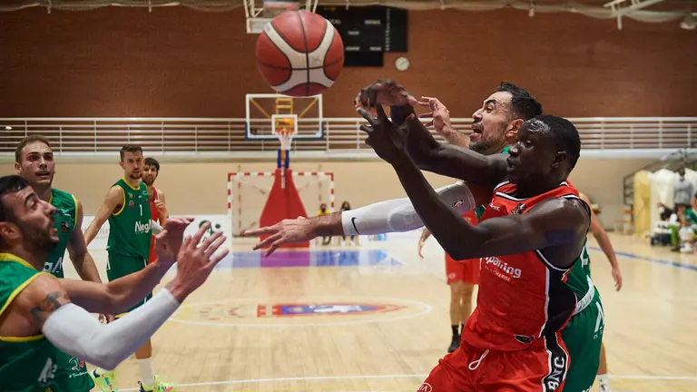 Partido de baloncesto en el Pabellón Arrosadía jugado entre el Basket Navarra y el Cantabria. MIGUEL OSÉS