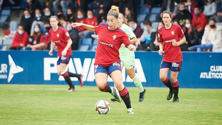 Osasuna femenino se enfrenta al Athletic Club B en las instalaciones de Tajonar. PABLO LASAOSA