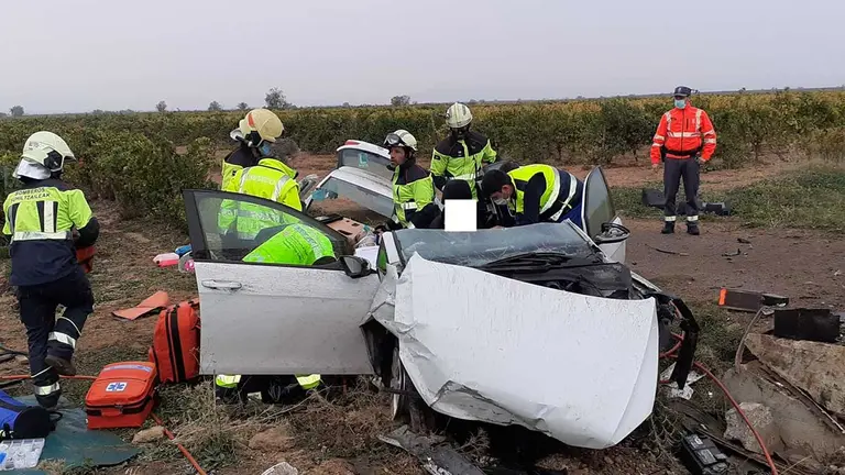 Grave accidente de tráfico en Corella con dos jóvenes heridos. FOTO: BOMBEROS DE NAVARRA