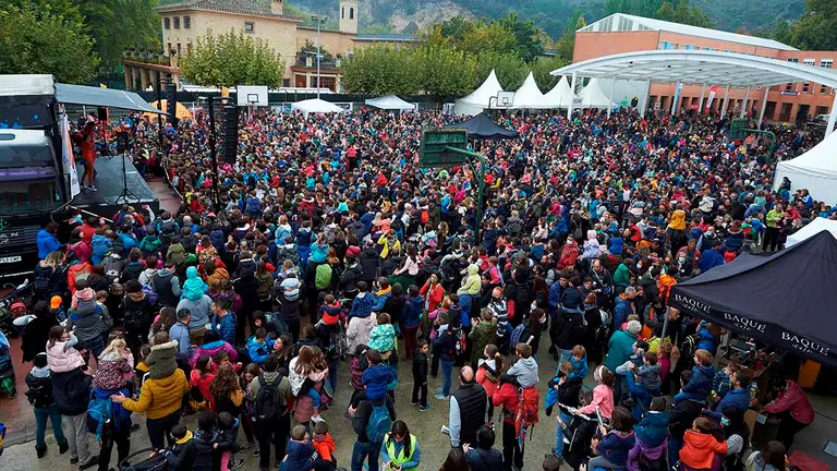 Actuación del grupo infantil Ene Kantak durante el Nafarroa Oinez 2021, la fiesta de las ikastolas navarras, organizada por la Ikastola Lizarra, con motivo de su 50 aniversario. EFE/Iñaki Porto