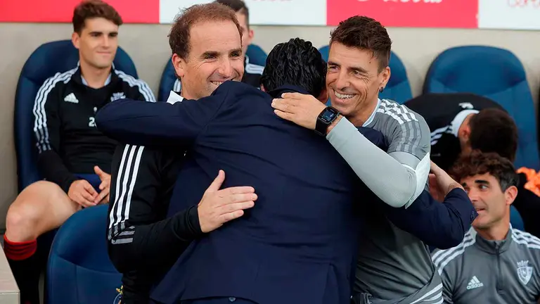 El técnico del Villarreal, Unai Emery (c), se saluda con el entrenador de Osasuna, Jagoba Arrasate (i) y su segundo, Bittor Alkiza, antes del encuentro correspondiente a la novena jornada de primera división disputado hoy domingo en el estadio de La Cerámica, en la localidad castellonense. EFE/Doménech Castelló.