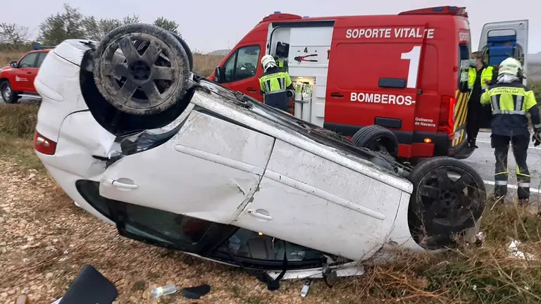 Aparatoso accidente con vuelco de un vehículo en Lodosa. BOMBEROS DE NAVARRA