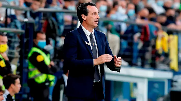 El técnico del Villarreal, Unai Emery, durante el encuentro correspondiente a la novena jornada de primera división que disputan hoy domingo frente Osasuna en el estadio de La Cerámica, en la localidad castellonense. EFE/Doménech Castelló.