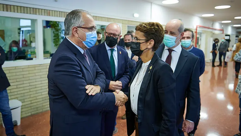 Apertura oficial del curso escolar en el IES Navarro Villoslada con la presencia de María Chivite, Carlos Gimeno y Enrique Maya. PABLO LASAOSA