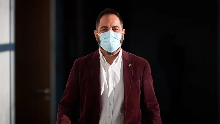 El portavoz del PSN, Ramón Alzorriz, de camino a la mesa y junta de portavoces de este lunes. MIGUEL OSÉS