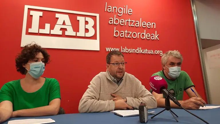 De izquierda a derecha; la representante de LAB en el administración núcleo, Ainara Elarre; el asesor jurídico de LAB, Juantxo Barkos; y el representante de LAB en el Servicio Navarro de Salud, Alberto Mendilazo. SINDICATO LAB