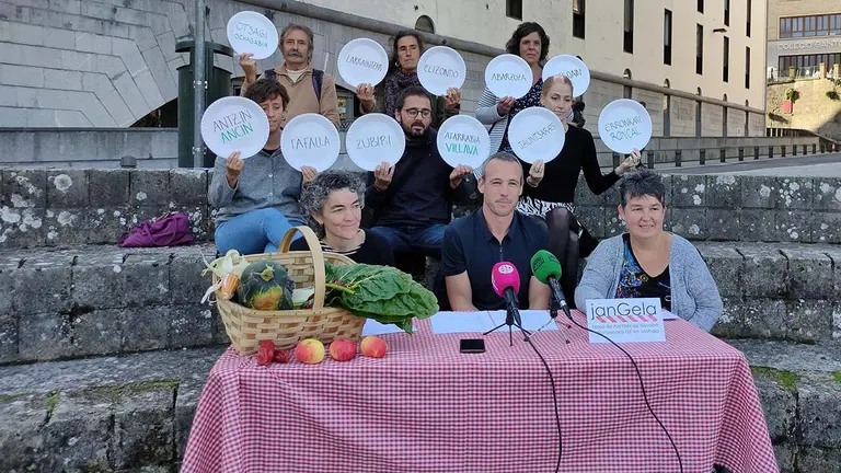 Los representantes de janGela frente al Departamento de Educación. EUROPA PRESS