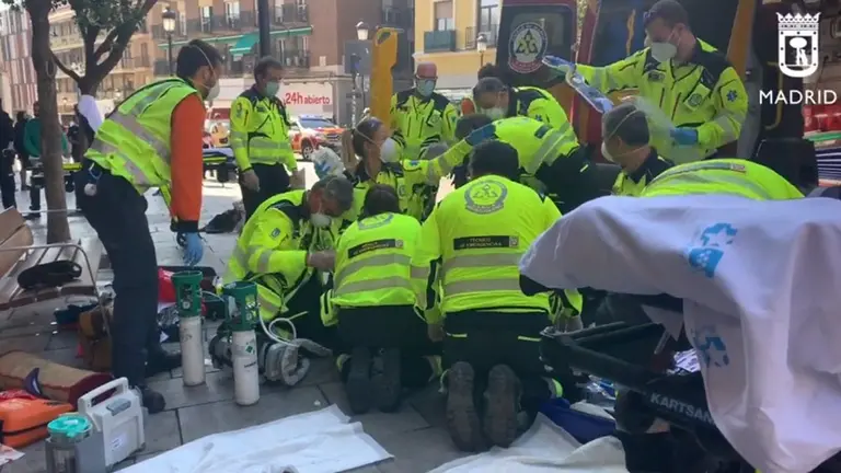 Herido muy grave un hombre tras recibir un fuerte puñetazo en la plaza de Lavapiés. EMERGENCIAS MADRID