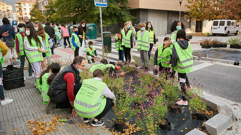 La Gerencia y la Comisión de Urbanismo del Ayuntamiento, con presencia del alcalde, Enrique Maya, visitan las obras de un paso de peatones 'verde' en la Rochapea coincidiendo con el momento en el que alumnado del colegio Rochapea y del colegio La Compasión Escolapios participa en la plantación de las zonas verdes. PABLO LASAOSA