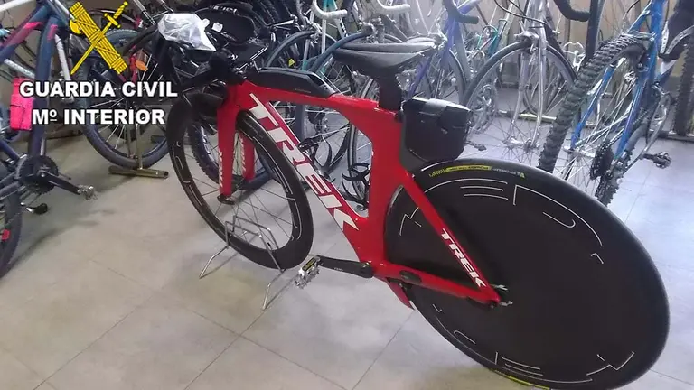 Bicicleta, sustraída por un hombre que abandonó a su bebé, con valor de 8.000 euros.  GUARDIA CIVIL