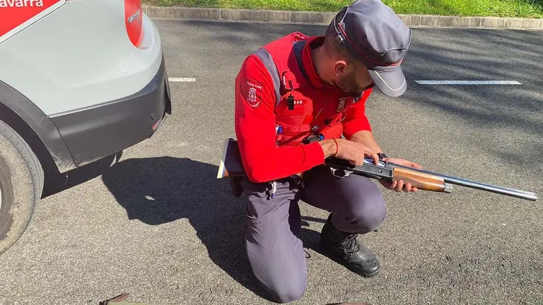 Un agente con el arma decomisada a un conductor en Bera. POLIC&Iacute;A FORAL