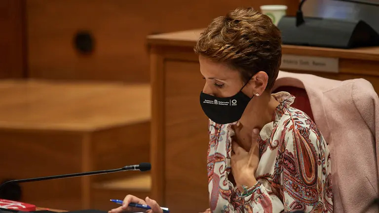 La presidenta del gobierno de Navarra, María Chivite, durante uno de los plenos parlamentarios. MIGUEL OSÉS