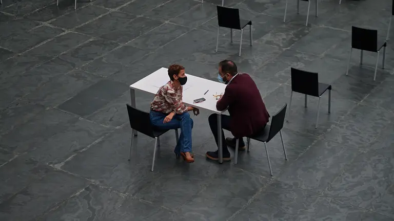 La presidenta del gobierno de Navarra, habla con el portavoz del PSN, Ramón Alzorriz, en el atrio del parlamento durante uno de los plenos parlamentarios. MIGUEL OSÉS