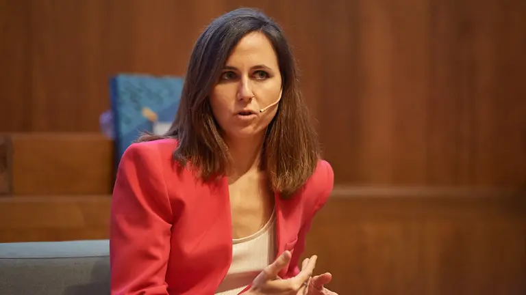 La ministra de Derechos Sociales y Agenda 2030, Ione Belarra, participa en una mesa redonda de la jornada 'Diálogos sobre el futuro'. MIGUEL OSÉS