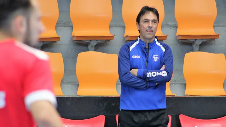 Imanol Arregui observando el entrenamiento de su equipo en Pamplona. Osasuna Xota.