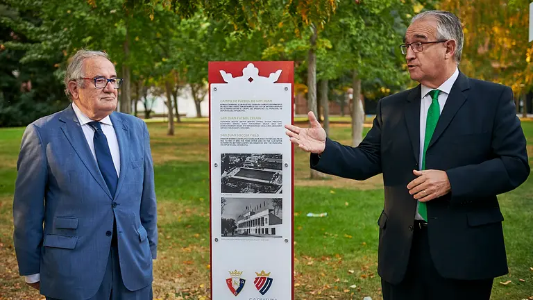 Osasuna inaugura monolitos informativos en diferentes puntos de Pamplona. PABLO LASAOSA