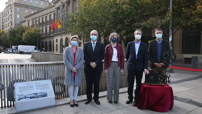 María García Barberena, Enrique Maya, Rebeca Esnaola, Alberto Cañada e Ignacio Apezteguía, junto a la placa que recuerda los 125 años de la primera proyección cinematográfica en Navarra. GOBIERNO