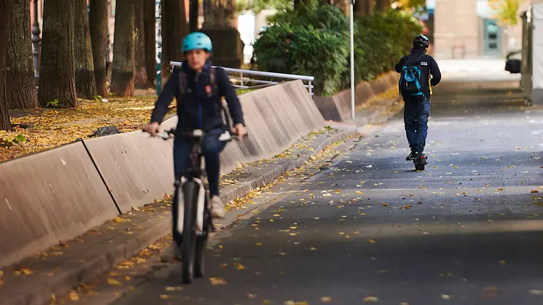 Una conduce un patinete eléctrico por Pamplona. PABLO LASAOSA