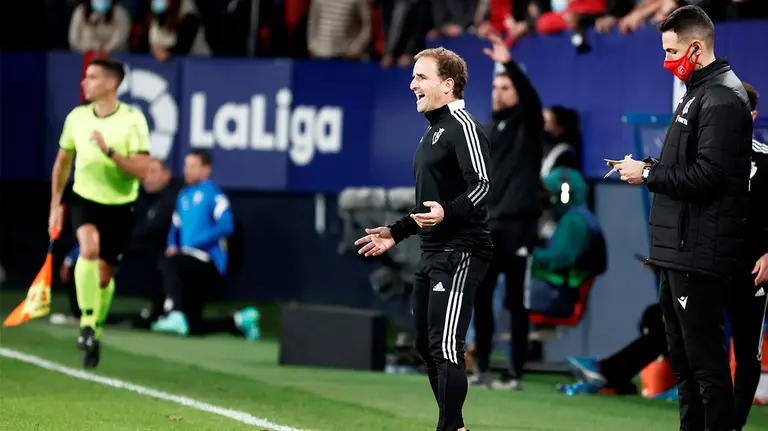 El entrenador de Osasuna, Joseba Arrasate (2-d), durante el partido de Liga en Primera División ante el Granada que disputan este viernes en el estadio de El Sadar, en Pamplona. EFE/Jesús Diges