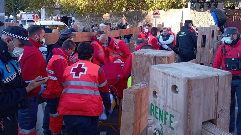Efectivos de Cruz Roja trasladan al joven de 21 años herido por un "fuerte golpe en la cabeza" durante el primer encierro de Tafalla. NAVARRA.COM