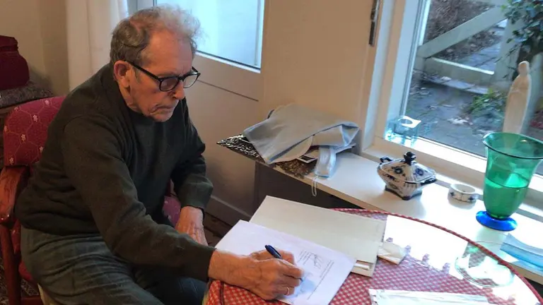 Gustav Henningsen, en Dinamarca, firmando la cesión de sus fondos a la UPNA. CEDIDA