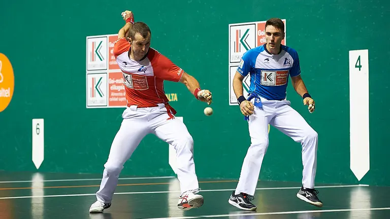 Elordi se enfrenta a P.Etxeberria en el frontón de Labrit de Pamplona. PABLO LASAOSA