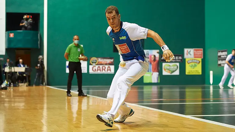 Olaizola II y Mariezkurrena II se enfrentan a Laso y Aranguren en el frontón Labrit de Pamplona. PABLO LASAOSA