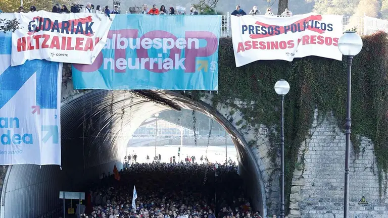 Manifestación en San Sebastián para reclamar el fin de la política penitenciaria de "excepción" para los presos de ETA. EFE/ Javier Etxezarreta