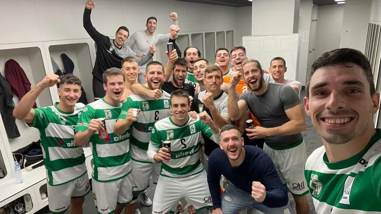 Los jugadores del Anaitasuna celebran la amplia victoria sobre el Ángel Ximénez. @AnaitasunaBM