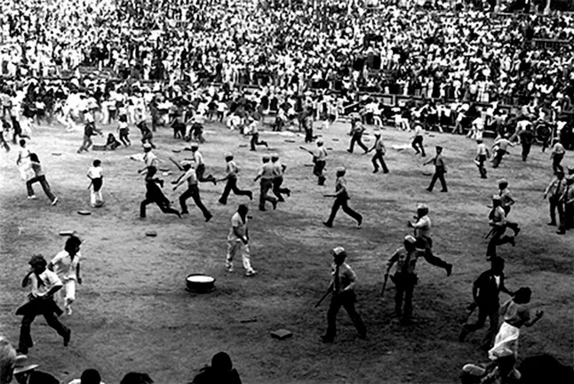 Carga de la Policía Armada el 8 de julio de 1978 en la Plaza de Toros de Pamplona. JORGE NAGORE.