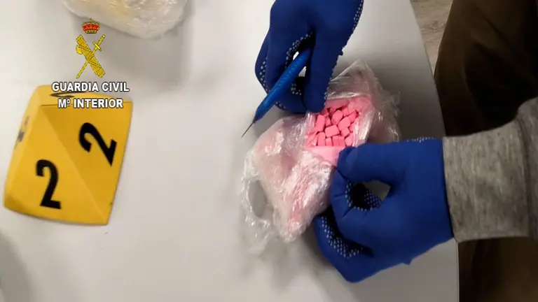 La Guardia Civil desarticula una organización que enviaba drogas de diseño en dobles fondos de juguetes. GUARDIA CIVIL