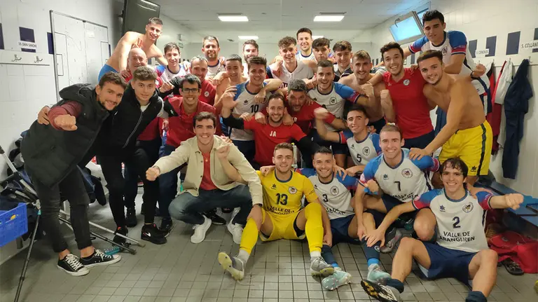 Los jugadores de la Mutilvera celebran el buen momento de su equipo. @UD_Mutilvera