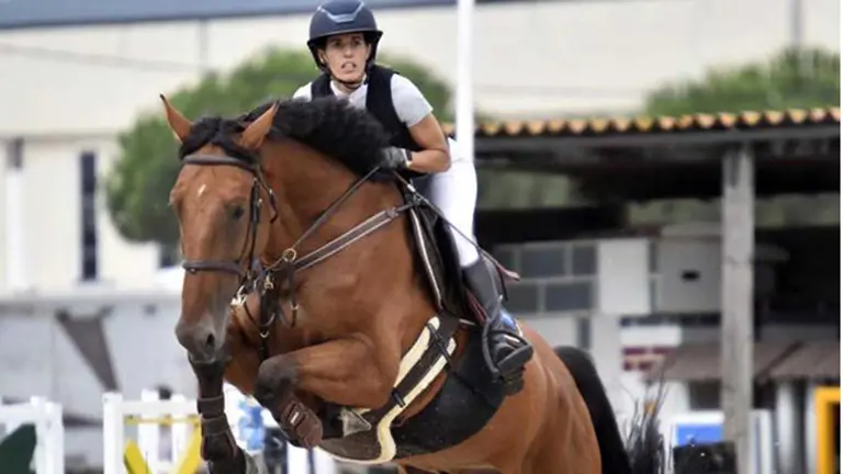 Elena Legarra, durante una competici&oacute;n de h&iacute;pica. FEDERACI&Oacute;N NAVARRA DE H&Iacute;PICA