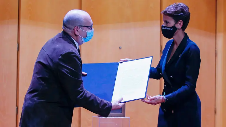El profesor de la Escuela de Arquitectura de la Universidad de Navarra, Patxi Mangado, recibe de manos de la presidenta del Gobierno de Navarra, María Chivite, el Premio Francisco de Javier 2021. EFE / Javier López.