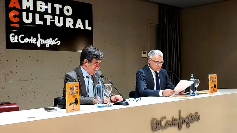 El navarro Javier Urra presenta su libro 'Fortalece el car&aacute;cter' en la sala de &Aacute;mbito Cultural de El Corte Ingl&eacute;s, junto al Defensor del Pueblo, Javier En&eacute;riz. CEDIDA