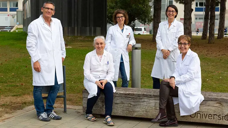 Investigadores del grupo "Fisiología del Estrés en Plantas" del Instituto de Biodiversidad y Medioambiente. De izquierda a derecha, Amadeo Urdiain, Nieves Goicoechea, Mónica Oyarzun, Inmaculada Pascual y Mª Carmen Antolín. CEDIDA