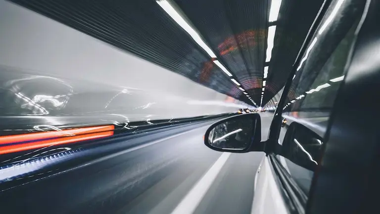 Un coche circula por un túnel. ARCHIVO