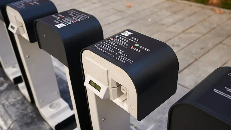 El Ayuntamiento de Pamplona coloca postes de carga para las nuevas bicicletas eléctricas. PABLO LASAOSA