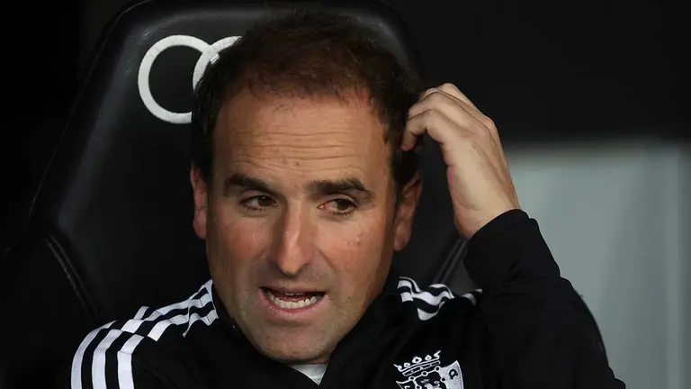 El entrenador de Osasuna Jagoba Arrasate durante el partido de la jornada 11 de LaLiga que Real Madrid y Osasuna disputan este miércoles en el estadio Santiago Bernabéu. EFE/ Juanjo Martín