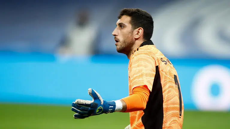 El portero de Osasuna, Sergio. Herrera, ante el Real Madrid. AFP7 /  Europa Press.