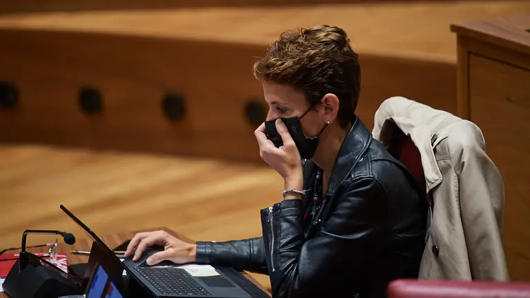 La presidenta del gobierno de Navarra, María Chivite, durante el pleno parlamentario. MIGUEL OSÉS