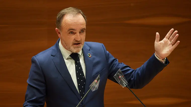 Javier Esparza, Navarra Suma, habla en el atril durante el pleno en el parlamento. MIGUEL OSÉS