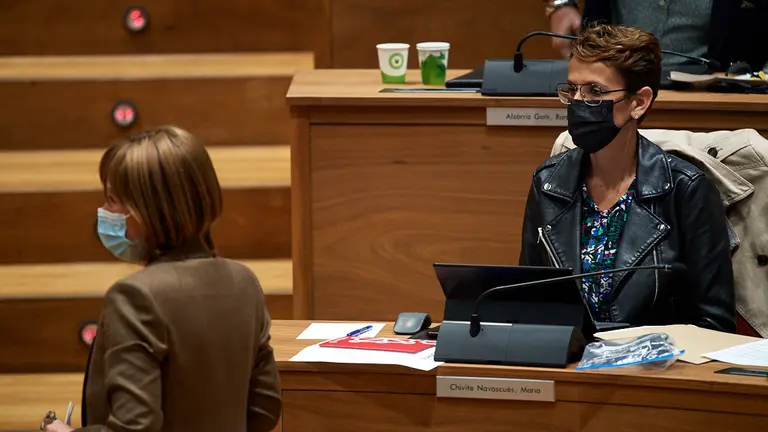 Uxue Barkos, portavoz de Geroa Bai, pasa junto a la presidenta del gobierno de Navarra, María Chivite, durante el pleno parlamentario. MIGUEL OSÉS