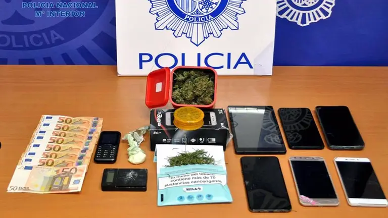 Material incautado en el punto de venta de droga en Tudela. POLIC&Iacute;A NACIONAL