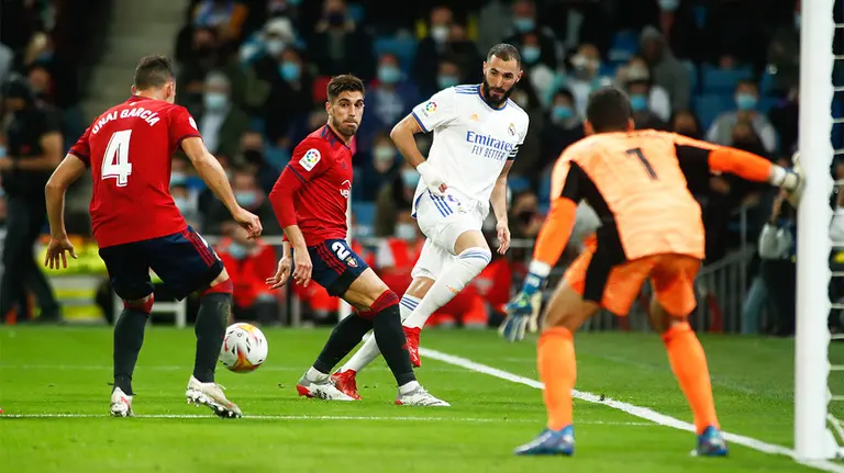Karim Benzema ante Nacho Vidal, Unai García y Sergio Herrera en el partido Real Madrid - Osasuna (0-0).
AFP7 /  Europa Press.