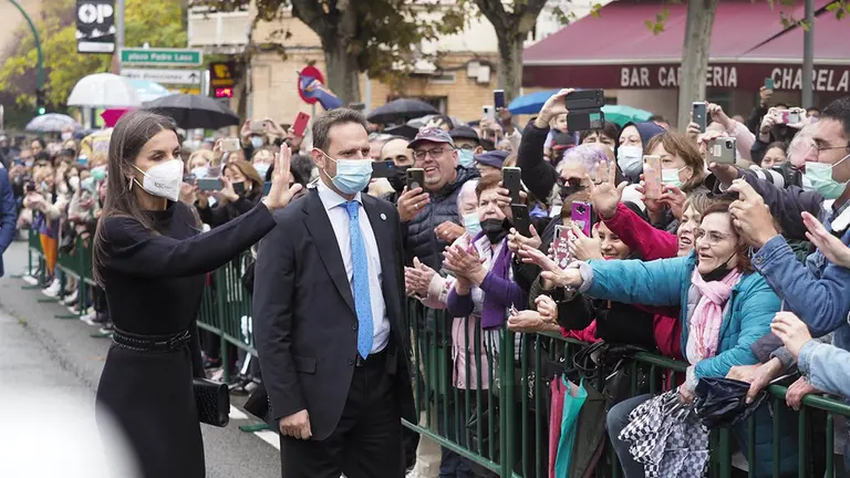 La Reina Letizia saluda a vecinos de Tudela antes de asistir este viernes a un acto organizado en el marco del festival de cine Ópera Prima. - EDUARDO SANZ-EUROPA PRESS