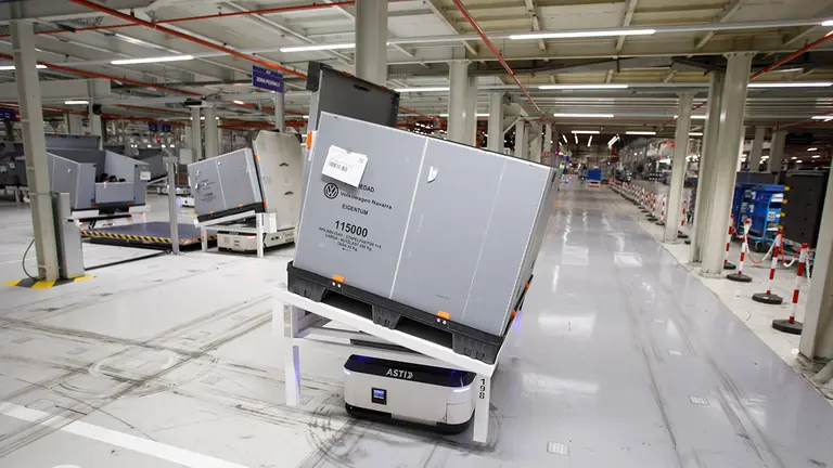 Traslado del contenedor mediante un vehículo autónomo
(AGV, del inglés Automatic Guided Vehicle) a la isla de
secuenciación. CEDIDA